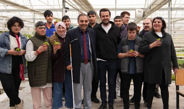 Seranın özel konukları çiçek dikti