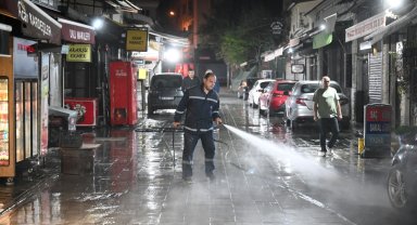 Tarihi Bornova Çarşısı'nda temizlik mesaisi