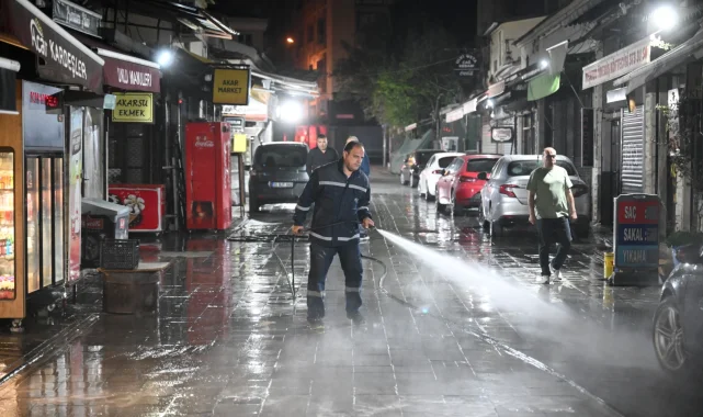 Tarihi Bornova Çarşısı'nda temizlik mesaisi