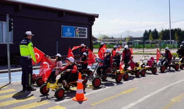 Trafik Eğitim Parkı'nda Türk bayrağıyla renkli kutlama