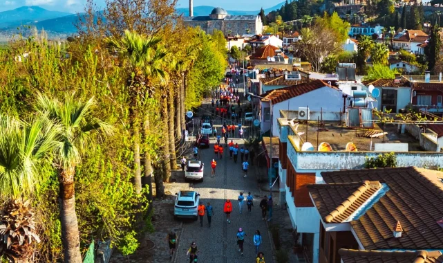 Yüzlerce sporcu İzmir Efes'te dünya mirasına koştu