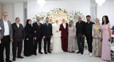 Bakan Göktaş, gence kız istedi!