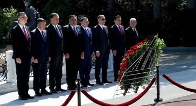 Bakan Yerlikaya'dan Bakü'de Aliyev'in kabrine ziyaret