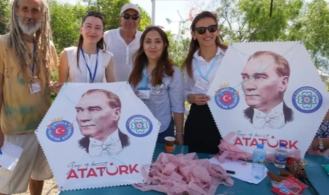 Bodrum'da Atatürk uçurtmaları gökyüzünü süsledi