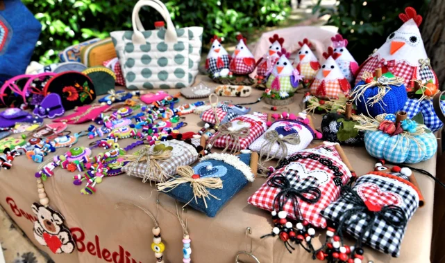 Bornovalı kadınların El Sanatları Sergisi Büyükpark'ta açıldı