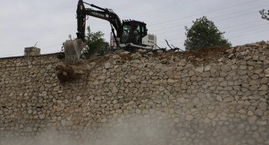 Bursa Nilüfer Dağyenice'de kaçak duvar yıkıldı