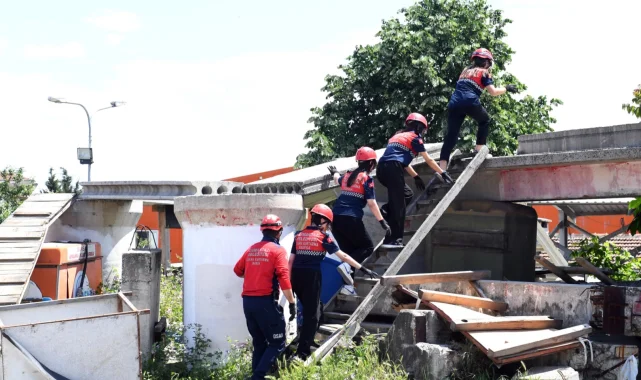 Bursa Osmangazi'de liselilerden nefes kesen tatbikat