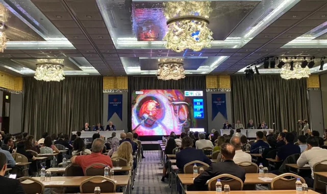 Bursa'da göz cerrahlarından canlı ameliyat