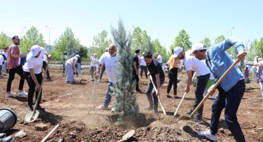Diyarbakır'da engelliler fidan dikerek geleceğe nefes oldu