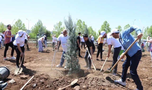Diyarbakır'da engelliler fidan dikerek geleceğe nefes oldu