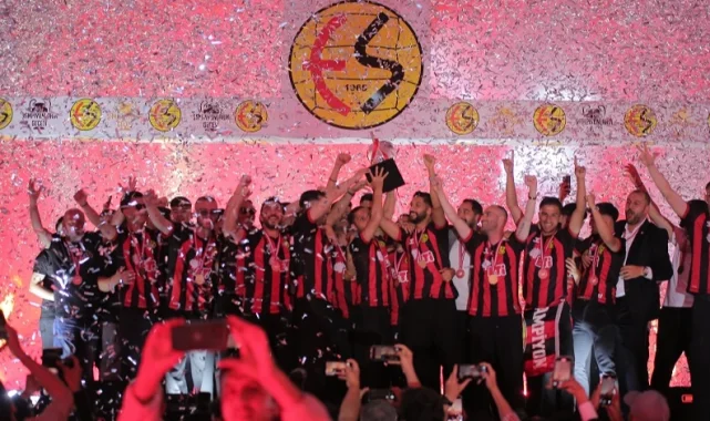 Eskişehirspor şampiyonluğunu sahada kutladı