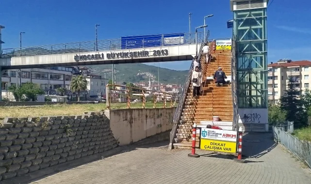 Gölcük'teki üst geçitlerde bakım ve onarım çalışması