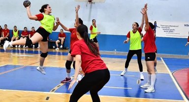 İzmir Büyükşehir Spor Kulübü hentbol takımlarıyla parlıyor