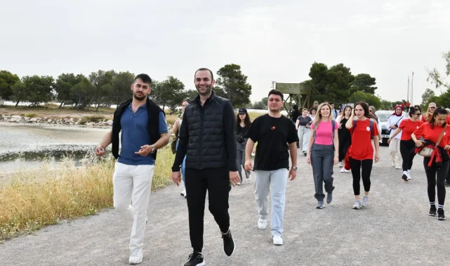 İzmir Çiğli'de gençlik Atatürk için yürüdü