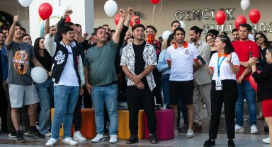İzmir Güzelbahçe'de gençler yaza merhaba dedi