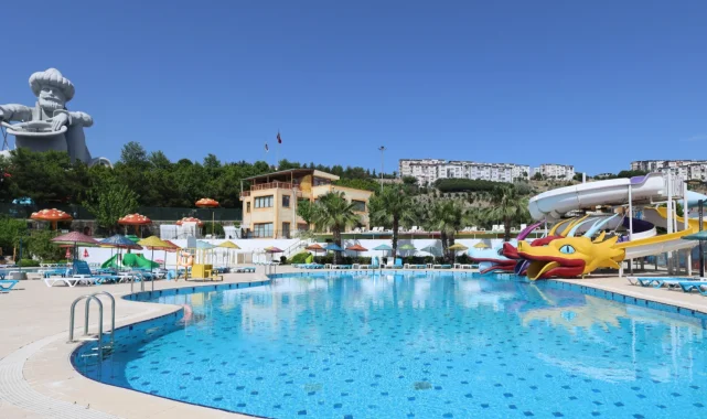 İzmir Karabağlar'da Aqua Yaşam yüzme havuzu yeni sezonunu açtı