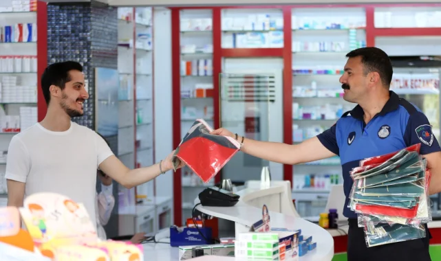 İzmir Narlıdere Belediyesi esnafa bayrak dağıttı