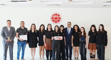 İzmir'de 400 öğrenci gazetecilikle 'Yarınlara İz Bırak'tı
