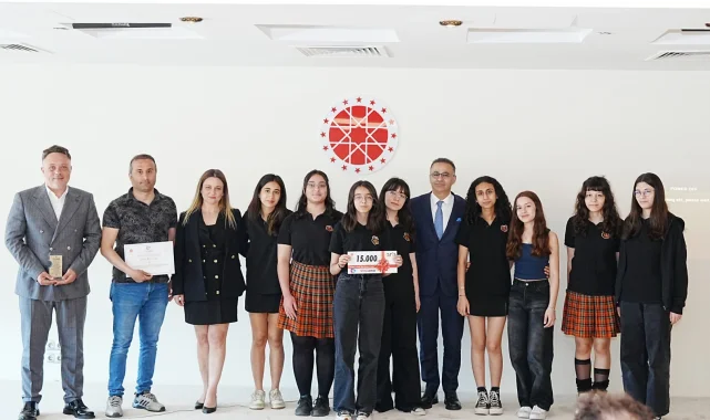İzmir'de 400 öğrenci gazetecilikle 'Yarınlara İz Bırak'tı