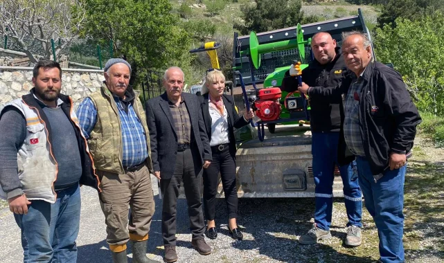 İzmir'de çiftçilere destek: İlaçlama makinesi hediye edildi