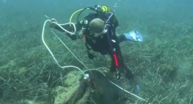 İzmir'de deniz dibinden 1,5 ton ağ çıkarıldı!