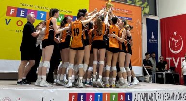 İzmir'de 'Festival Voleybol'da ilk ödüller verildi