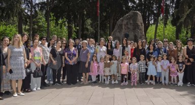 İzmirli annelere en özel kutlama