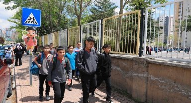 Kayseri Talas'ta okul geçitlerine sevimli uyarıcılar