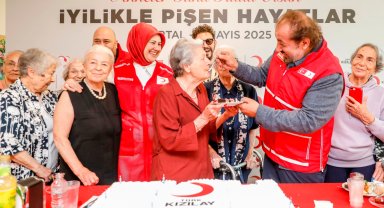 Kızılay'dan Anneler Günü'ne özel kutlama