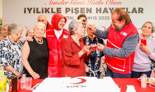 Kızılay'dan Anneler Günü'ne özel kutlama