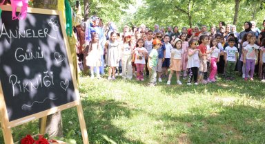 Kocaeli Çayırova çocuk kulüplerinde annelere özel etkinlik