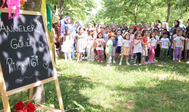 Kocaeli Çayırova çocuk kulüplerinde annelere özel etkinlik