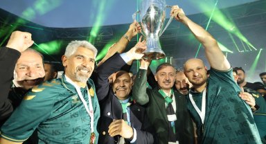 Kocaeli şampiyonluk kupasını kaldırdı!
