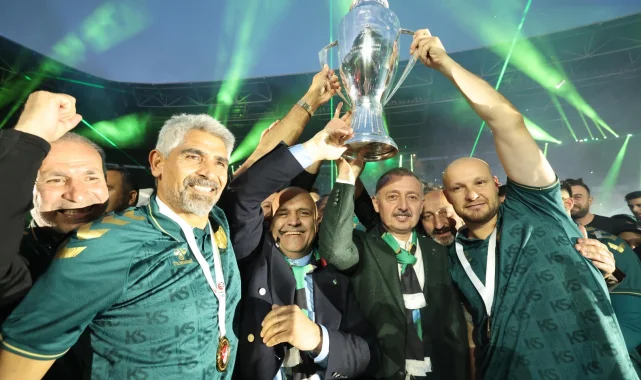 Kocaeli şampiyonluk kupasını kaldırdı!