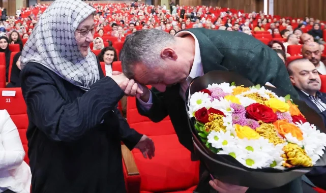 Kocaeli'de Başkan Büyükakın'dan annesine çiçekli kutlama