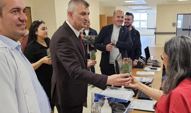 Kocaeli'de Başkan Sezer'den hemşirelere sürpriz kutlama