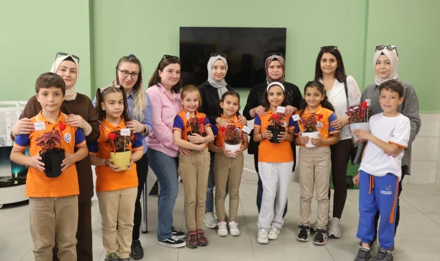 Konya'da çocuklar çiçekleri annelerine hediye etti