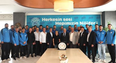 Nilüferli hentbolcular başarılarını Başkan Özdemir'le paylaştı