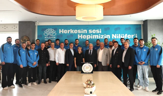 Nilüferli hentbolcular başarılarını Başkan Özdemir'le paylaştı