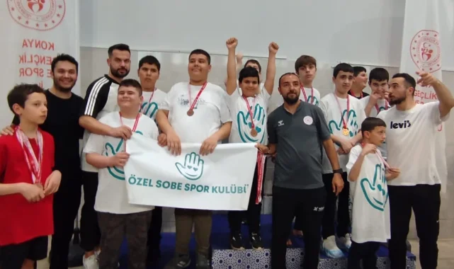 Otizmli yüzücü Alper'den 13 farklı stilde 13 şampiyonluk