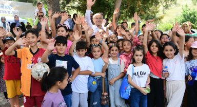 Rengarenk uçurtmalar Beydağı'nda gökyüzüyle buluştu