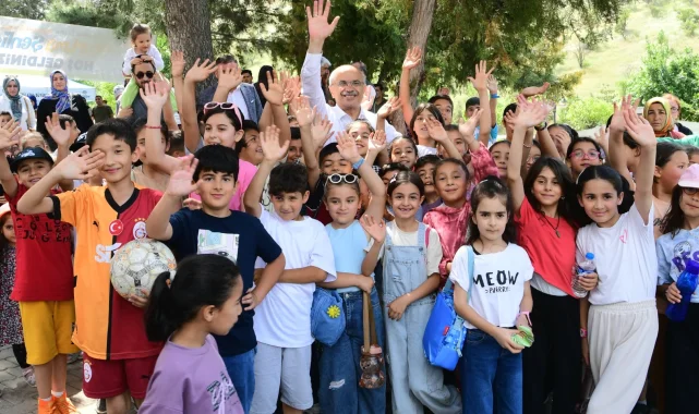 Rengarenk uçurtmalar Beydağı'nda gökyüzüyle buluştu