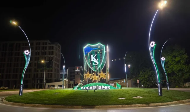Stat kavşağını Kocaelispor'un arması aydınlatıyor