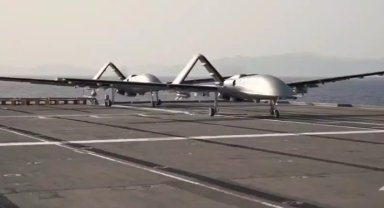 TCG Anadolu'da art arda uçuşlar... Bayraktar'lar deniz ufkuna kanat açıldı!