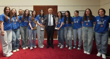 Adana Büyükşehir U18 Kız Basketbol Takımı Türkiye 3'üncüsü