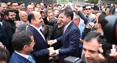 Bakan Kurum Konya Türbeönü'nde kucaklaştı