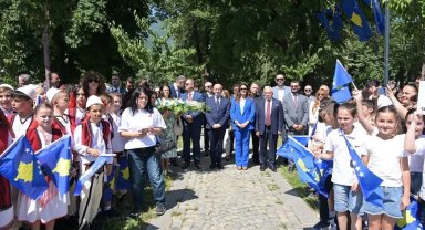 Başkan Şadi Özdemir Peja'nın Kurtuluş Günü törenlerine katıldı
