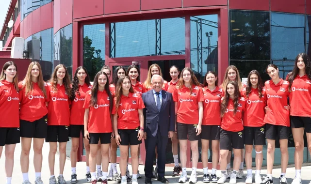 Başkan Şadi Özdemir'den filenin genç sultanlarına motivasyon ziyareti