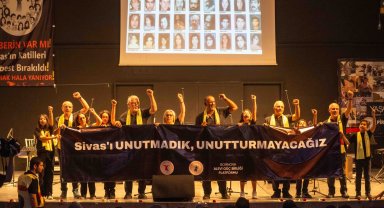 Bornova'da Madımak Katliamı'nın 32. yılı duygu dolu etkinlikle anıldı