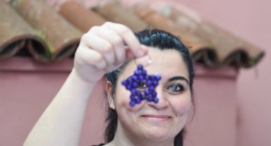 Bursa Osmangazili kadınlar hemcinsleri için hediye anahtarlık üretiyor